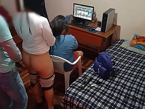 esposa cornuda habla con su amiga mientras yo la follo por atras: mi mujer se esta arreglando el cabello mientras yo me aprovecho de su rica amiga, le meto mi gran polla y la follo bien duro sin hacer ruido