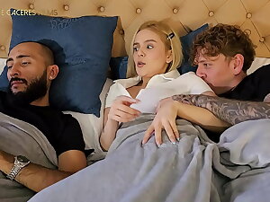 hagamos silencio !!! nuestro padrastro no se puede dar cuenta - me la mete toda a escondidas